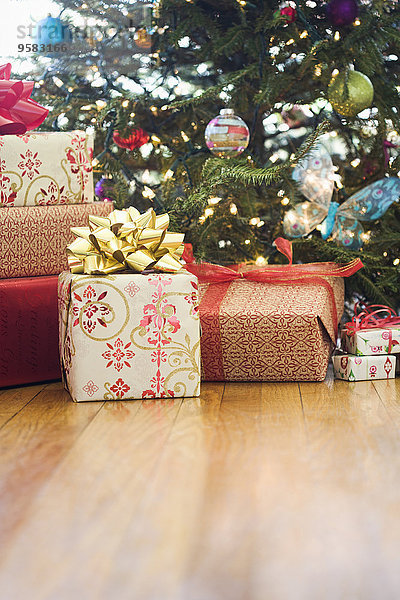 Geschenk unterhalb Verpackung Close-up Weihnachtsbaum Tannenbaum umwickelt