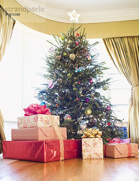 Geschenk unterhalb Verpackung Weihnachtsbaum Tannenbaum umwickelt