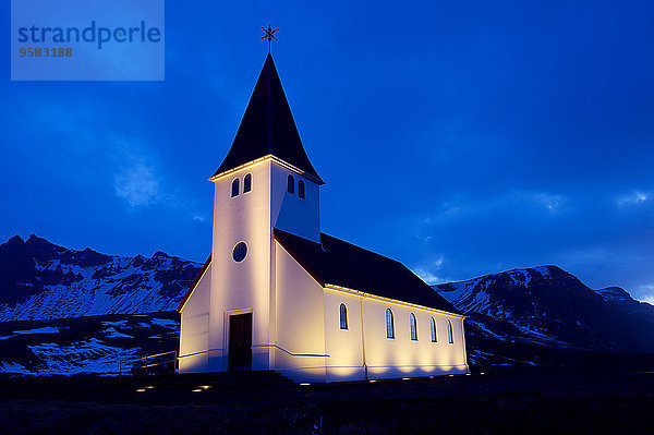 nahe beleuchtet Berg Nacht Schnee weiß Kirche