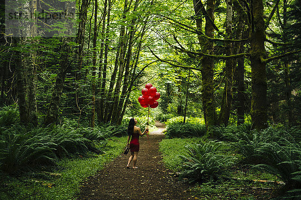 Frau Luftballon Ballon Überfluss halten Wald rot südkoreanisch