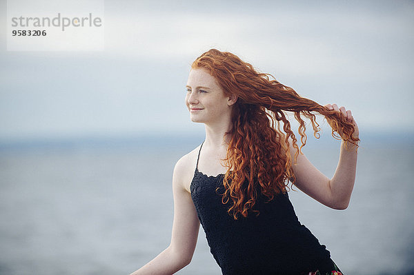 Strand rot Mädchen Haar spielen