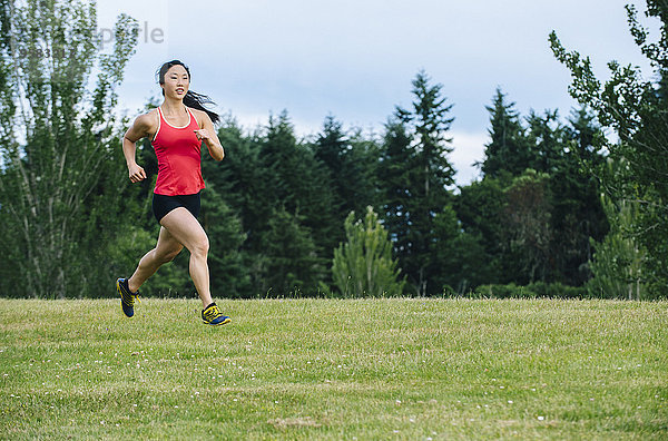 Frau rennen Feld südkoreanisch