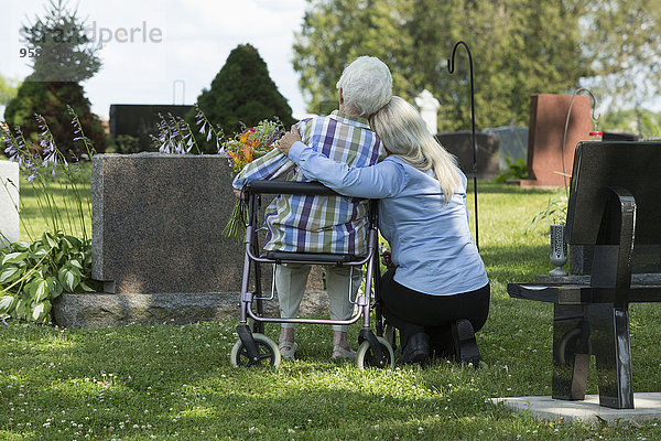 Europäer Besuch Treffen trifft Tochter Mutter - Mensch Friedhof Grab