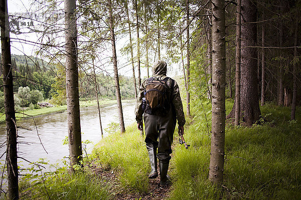 nahe Mann gehen Stiefel Wald waten Fluss