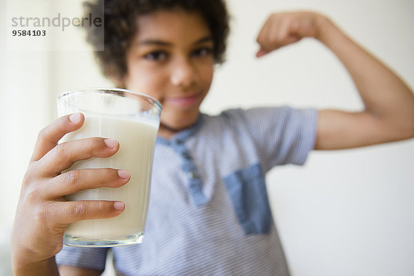 Glas Junge - Person Bodybuilding mischen trinken beugen Milch Mixed