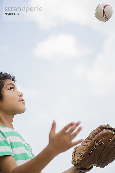 Außenaufnahme werfen Junge - Person mischen Baseball Mixed freie Natur