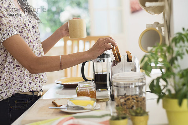 Frau Vorbereitung Küche mischen Frühstück Mixed