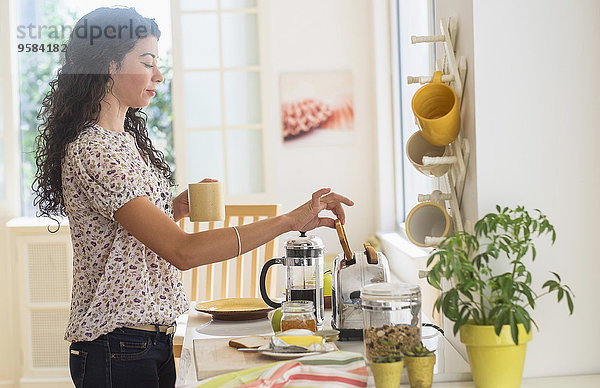 Frau Vorbereitung Küche mischen Frühstück Mixed