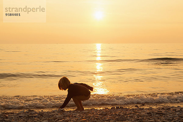Europäer Felsen Strand Junge - Person Sonnenuntergang spielen