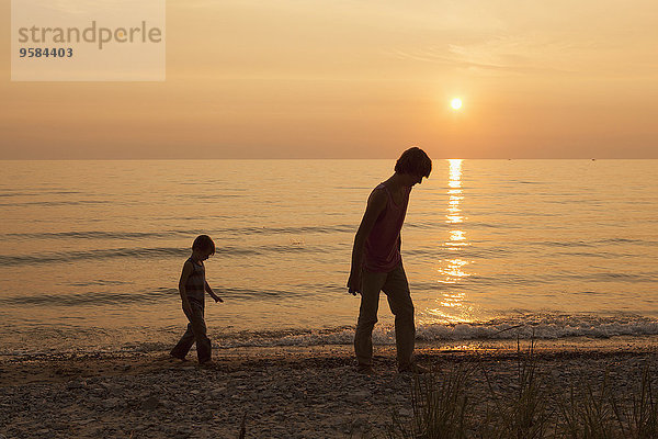 Europäer gehen Strand Bruder Sonnenuntergang