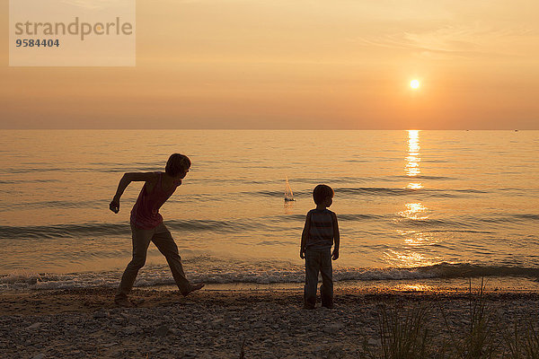 Europäer Strand Bruder Sonnenuntergang spielen