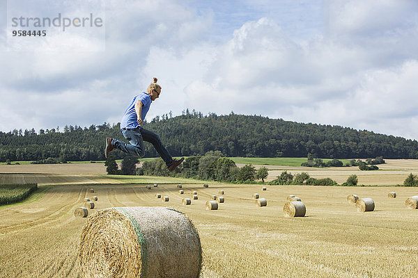 über springen Feld Heu Bündel Bauer