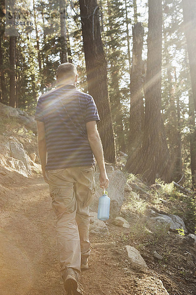 Mann folgen Wald wandern schmutzig