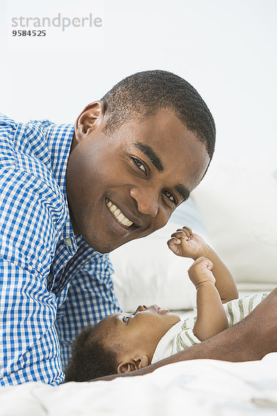 lächeln Menschlicher Vater Sohn Bett Baby