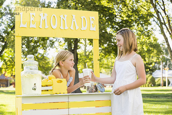 Europäer Getränk kaufen Mädchen Limonade