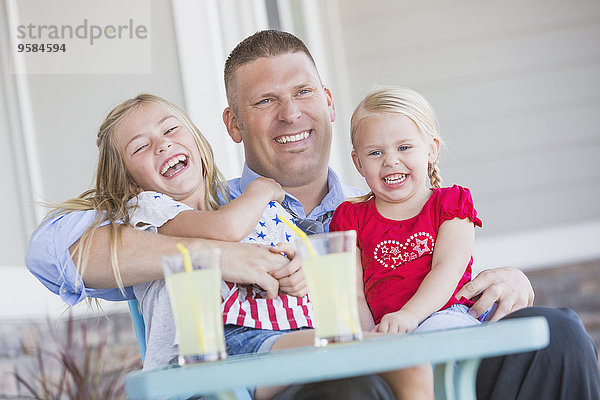 Europäer lachen Menschlicher Vater Vordach Tochter