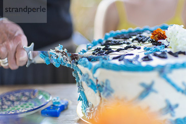 Frau Party schneiden Geburtstag Kuchen