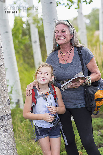 Europäer Wald Enkeltochter Großmutter wandern