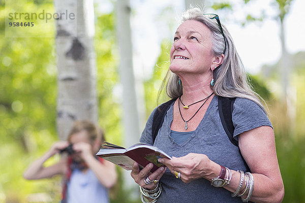 Reiseführer Senior Senioren Europäer Frau tragen Wald