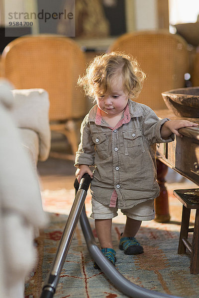 Europäer Junge - Person Zimmer Teppichboden Teppich Teppiche Staubsauger Wohnzimmer Baby