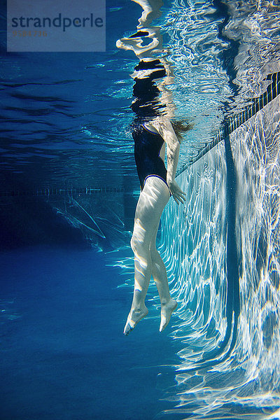 Jugendlicher Unterwasseraufnahme unter Wasser schwimmen Mädchen