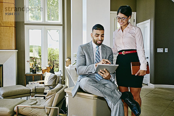 Interior zu Hause Zusammenhalt benutzen Mensch Menschen Tablet PC Business