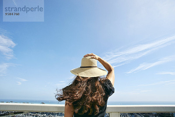 Landschaftlich schön landschaftlich reizvoll Frau Bewunderung Hut Balkon Ansicht Sonne