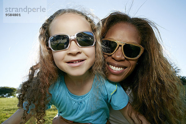 Außenaufnahme Kleidung Sonnenbrille Tochter Mutter - Mensch freie Natur