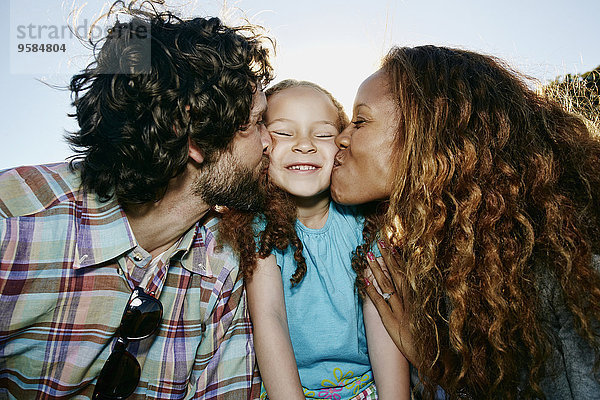 Außenaufnahme küssen Menschliche Eltern Tochter freie Natur