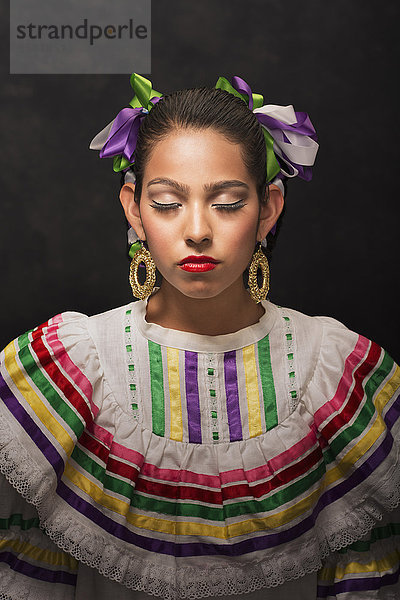 Jugendlicher Hispanier Kleidung Mädchen Kleid
