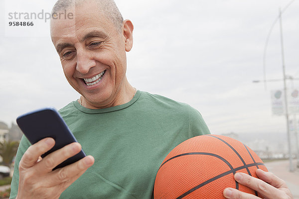 Handy Senior Senioren benutzen Mann Hispanier Basketball
