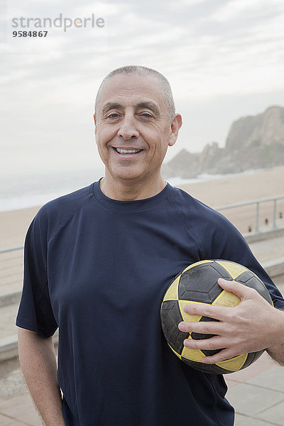 Senior Senioren Mann tragen Strand Hispanier Fußball Ball Spielzeug