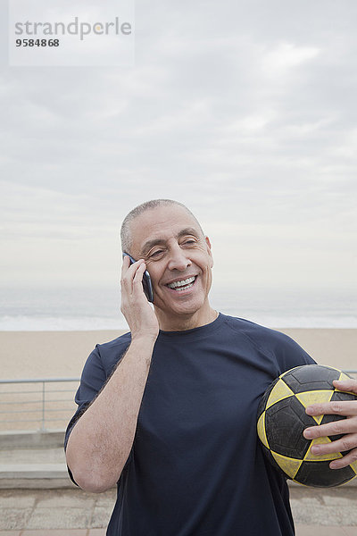 Handy Senior Senioren Mann sprechen Hispanier Fußball Ball Spielzeug