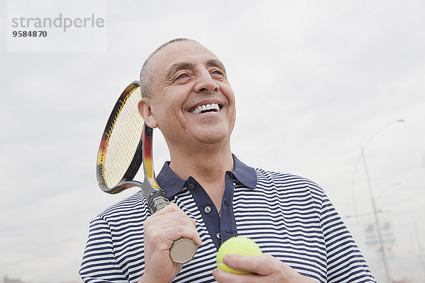 Senior Senioren Mann tragen Hispanier Treffer treffen Ball Spielzeug Tennis