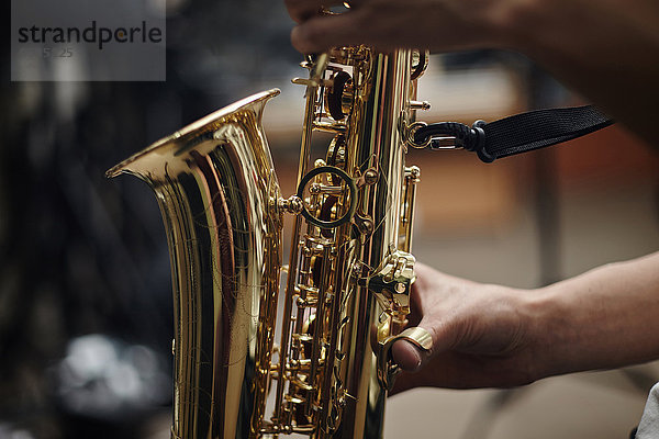 Europäer Mann Close-up spielen Saxophon