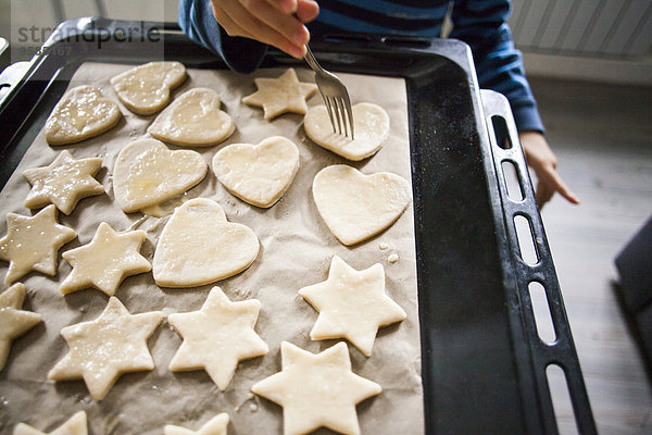 Junge - Person Küche backen backend backt Keks