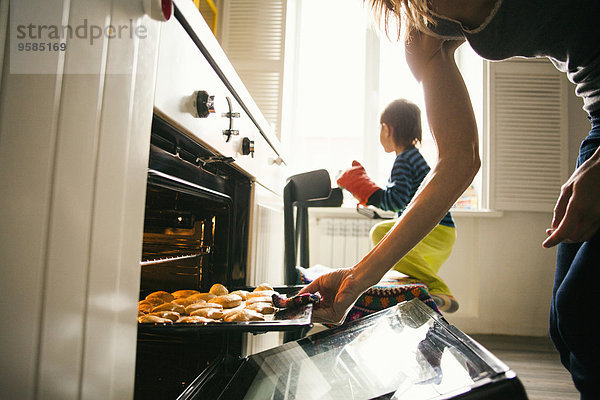 Sohn Küche backen backend backt Keks Mutter - Mensch