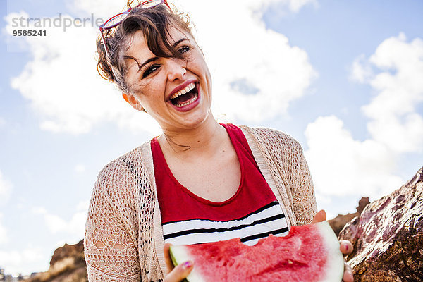 Außenaufnahme Europäer Frau Wassermelone essen essend isst freie Natur