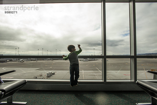 Fenster Junge - Person mischen Flughafen hinaussehen Mixed