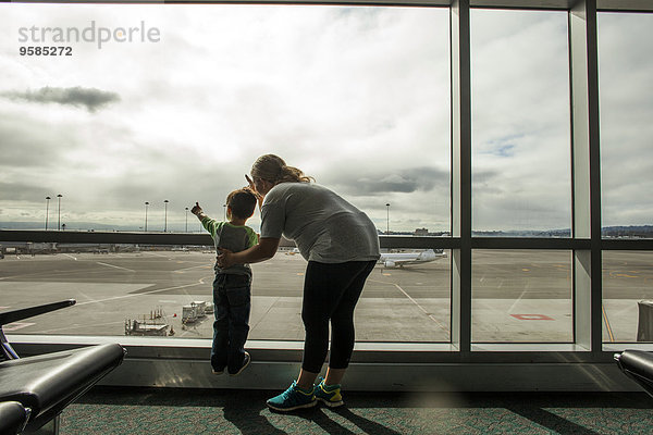 Fenster Sohn Flughafen hinaussehen Mutter - Mensch