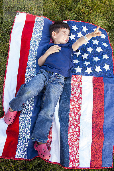 hoch oben zeigen Junge - Person Decke mischen Fahne amerikanisch Gras Mixed