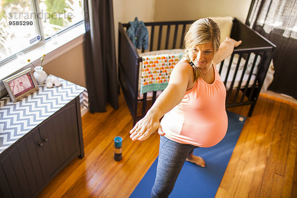 Europäer Frau üben Schwangerschaft Yoga