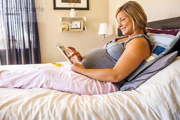benutzen Europäer Frau Bett Schwangerschaft Tablet PC