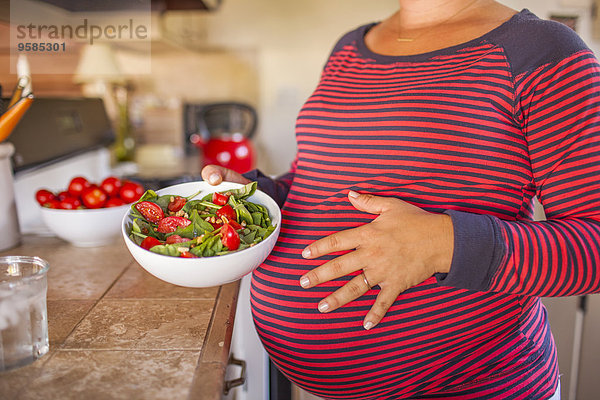 Europäer Küche Salat halten Schwangerschaft Mutter - Mensch