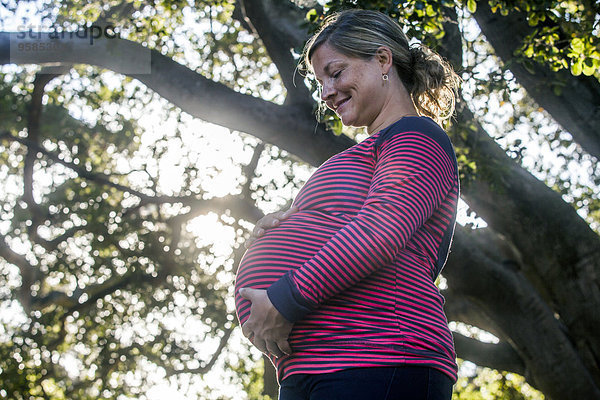 niedrig Außenaufnahme Europäer halten Schwangerschaft Ansicht Flachwinkelansicht Mutter - Mensch Winkel freie Natur