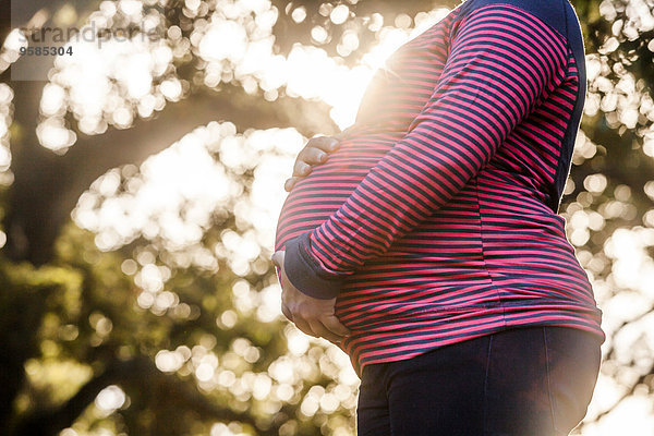 Außenaufnahme Europäer halten Schwangerschaft Mutter - Mensch freie Natur