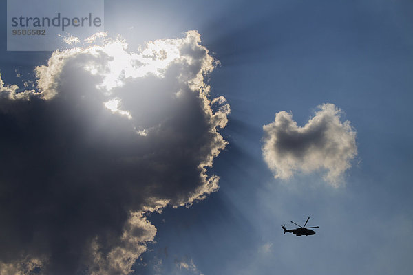 niedrig fliegen fliegt fliegend Flug Flüge Wolke Himmel Ansicht Flachwinkelansicht Hubschrauber Winkel