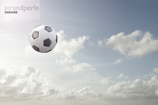 fliegen fliegt fliegend Flug Flüge Wolke Himmel Fußball Ball Spielzeug
