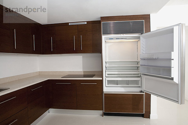 leer offen Küche Kühlschrank