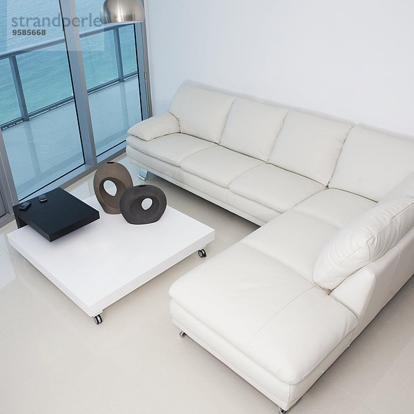 hoch oben Couch Zimmer Ansicht Flachwinkelansicht Kaffee Tisch Wohnzimmer Winkel modern